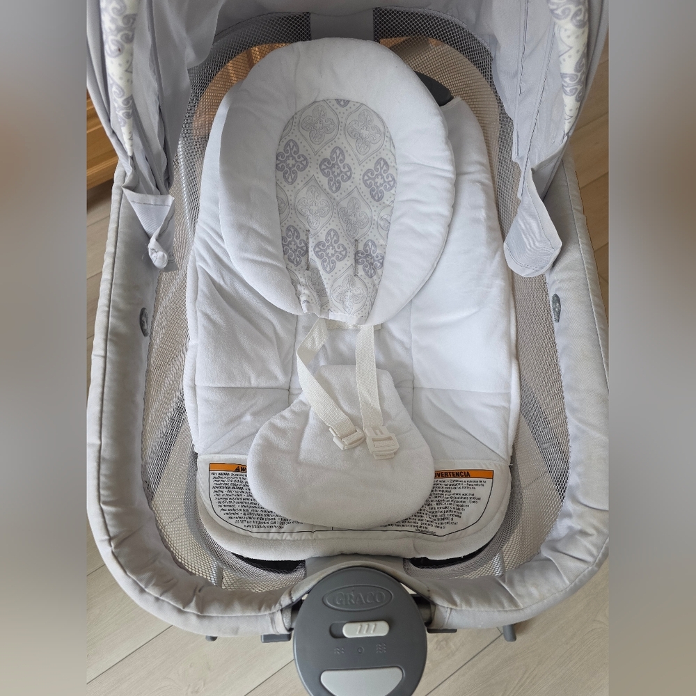 Graco Infant Rocker Seat - Soft Gray and White